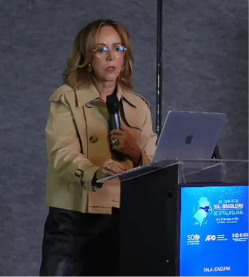 Dra. Tania Schaefer palestrando e compartilhando conhecimento em congresso de Oftalmologia